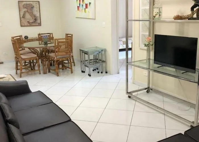 Apartamento na Praia de Pitangueiras-Guarujá à 50mt da praia e comércio perto