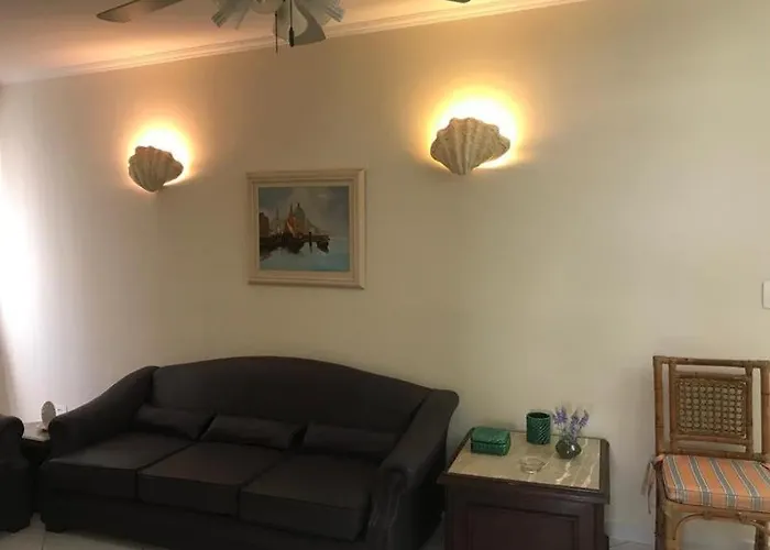 Apartamento na Praia de Pitangueiras-Guarujá à 50mt da praia e comércio perto